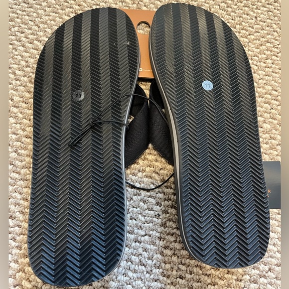 Denver Hayes NWT black/grey flip-flops size 11 - Picture 3 of 3